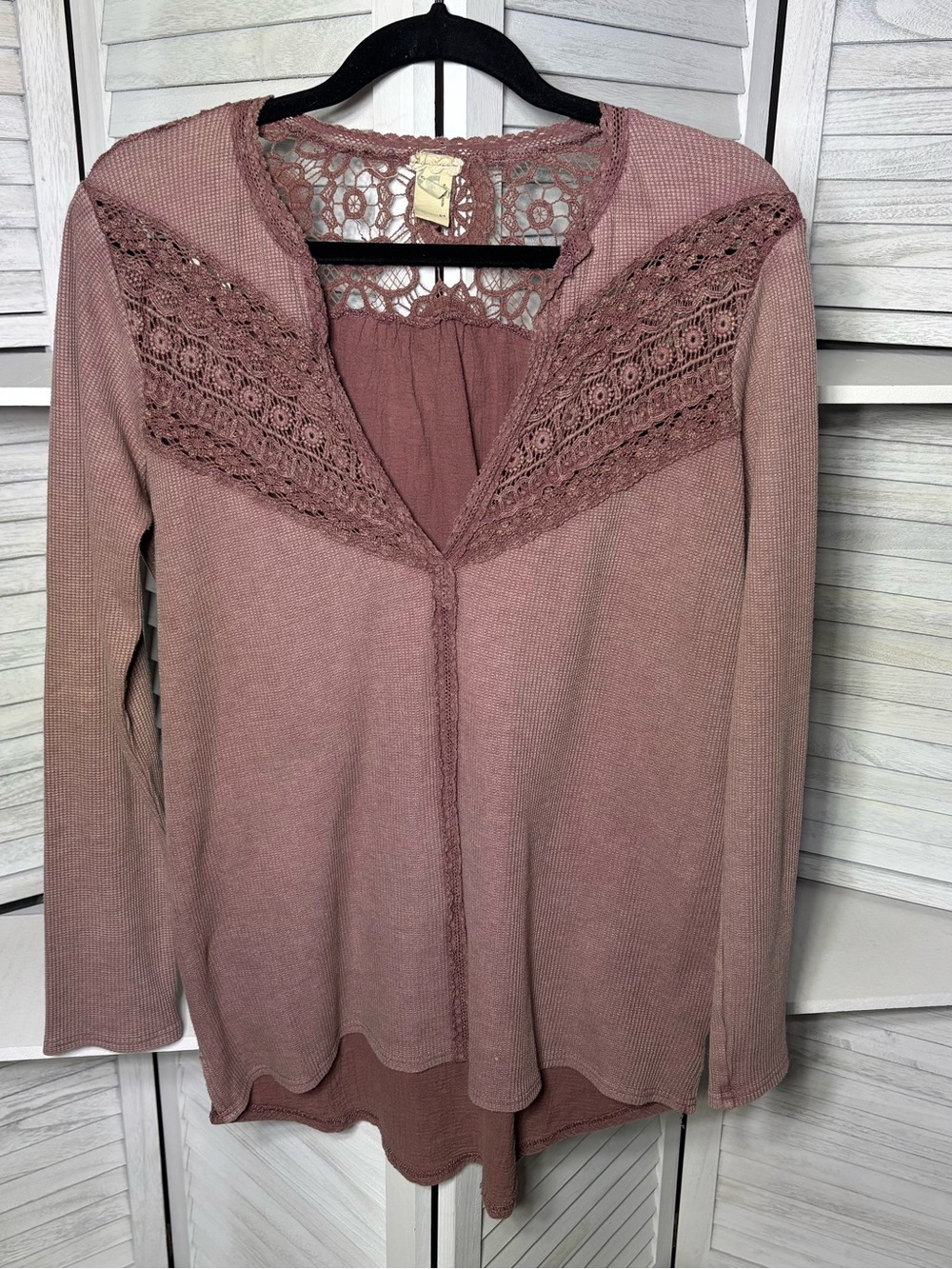Gimmicks by BKE Mauve Crochet Lace Thermal Top L